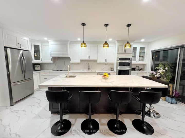 Photo 6 at 2326 Yorktown Circle, Central Erin Mills, Mississauga