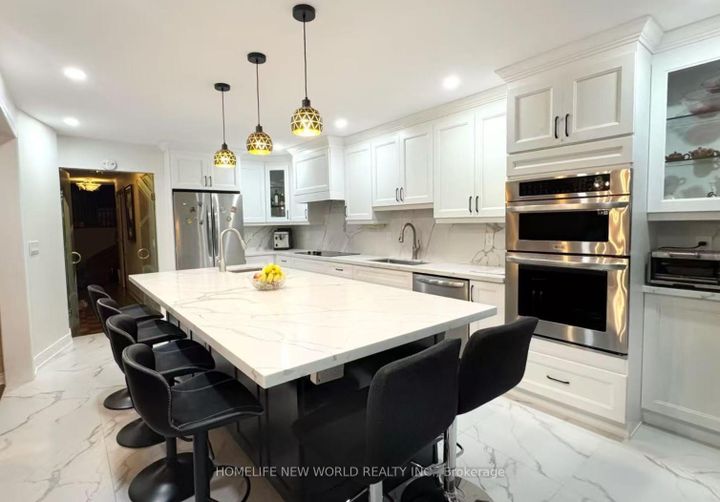 Photo 7 at 2326 Yorktown Circle, Central Erin Mills, Mississauga