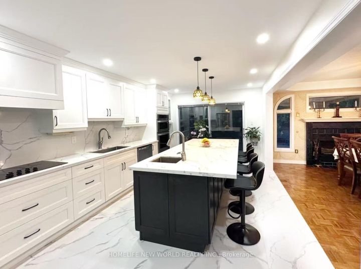 Photo 8 at 2326 Yorktown Circle, Central Erin Mills, Mississauga