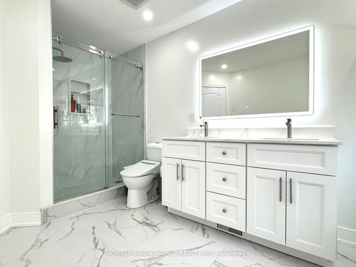 Photo 18 at 2326 Yorktown Circle, Central Erin Mills, Mississauga