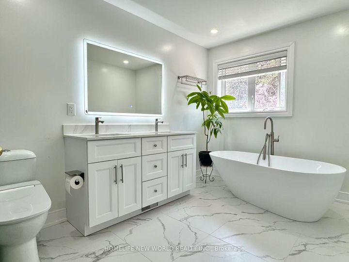 Photo 19 at 2326 Yorktown Circle, Central Erin Mills, Mississauga
