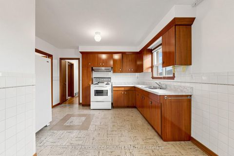 Photo 7 at 21 Gade Drive, CFB, Toronto