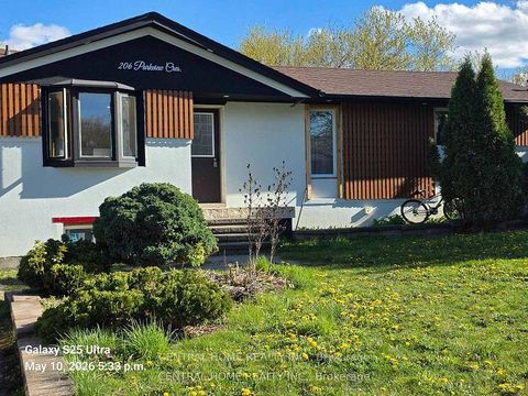 Photo 1 at 206 Parkview Crescent, Central Newmarket, Newmarket