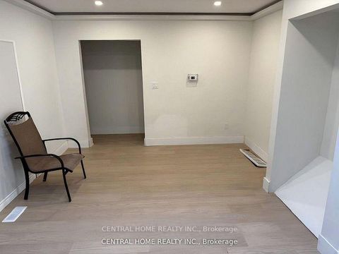 Photo 13 at 206 Parkview Crescent, Central Newmarket, Newmarket