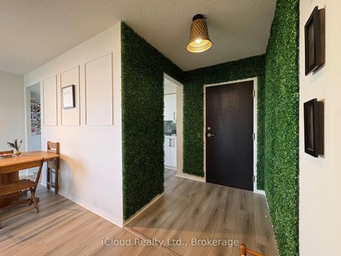 Photo 3 at 710 - 91 Townsgate Drive, Yorkhill, Vaughan