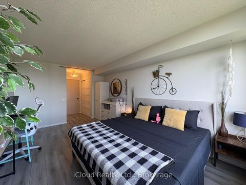 Photo 13 at 710 - 91 Townsgate Drive, Yorkhill, Vaughan