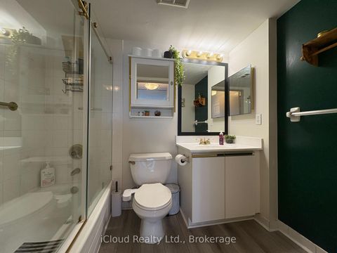 Photo 14 at 710 - 91 Townsgate Drive, Yorkhill, Vaughan