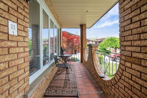 Photo 2 at 79 Arran Crescent, West Woodbridge, Vaughan