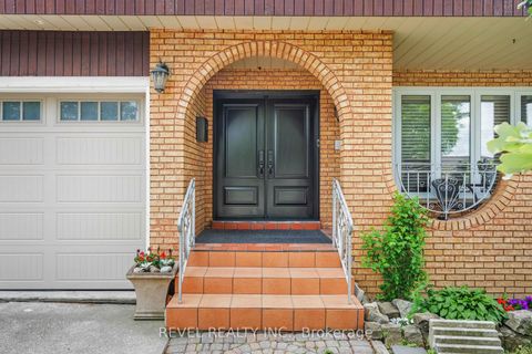 Photo 3 at 79 Arran Crescent, West Woodbridge, Vaughan
