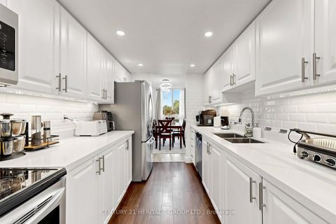 Photo 15 at 501 - 5 Kenneth Avenue, Willowdale East, Toronto
