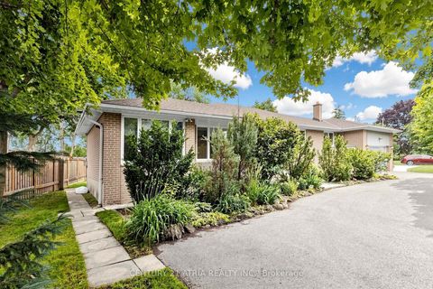 Photo 2 at 49 Netherford Road, Maple, Vaughan