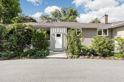 Photo 3 at 49 Netherford Road, Maple, Vaughan