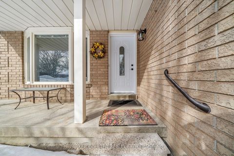 Photo 2 at 82 Barre Drive, Painswick North, Barrie