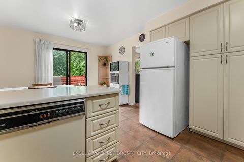 Photo 16 at 12 Millbank Court, Brownridge, Vaughan