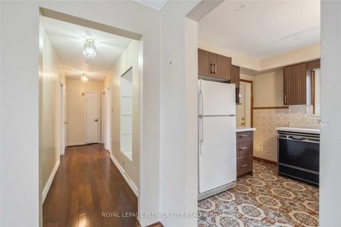 Photo 7 at 51 Hillside Avenue, Concord, Vaughan