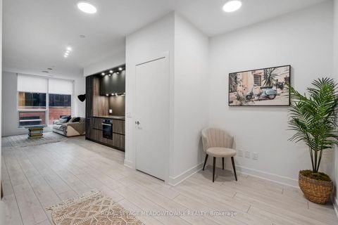 Photo 2 at 813 - 15 Mercer Street, Waterfront Communities C1, Toronto