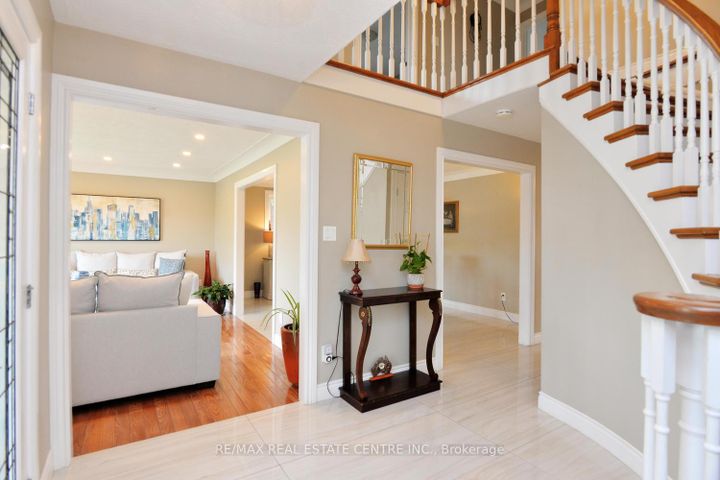 Photo 10 at 43 Regalview Drive, Stoney Creek, Hamilton