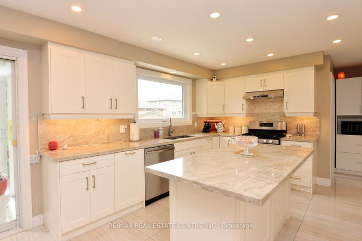 Photo 17 at 43 Regalview Drive, Stoney Creek, Hamilton