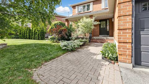 Photo 2 at 158 Largo Crescent, Maple, Vaughan