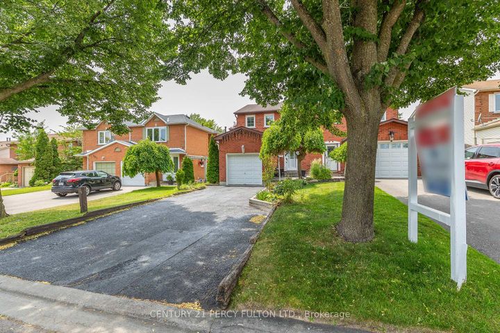 Photo 1 at 557 Cobblehill Drive, Pinecrest, Oshawa