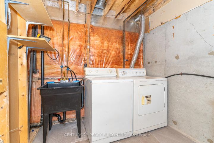 Photo 8 at 557 Cobblehill Drive, Pinecrest, Oshawa