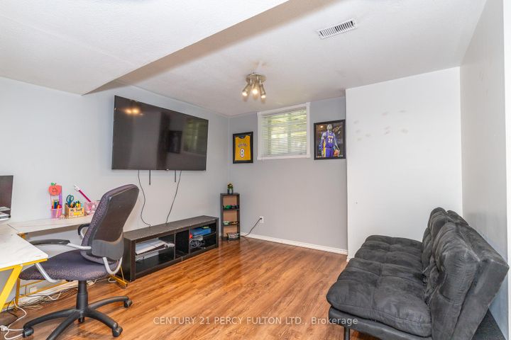 Photo 10 at 557 Cobblehill Drive, Pinecrest, Oshawa