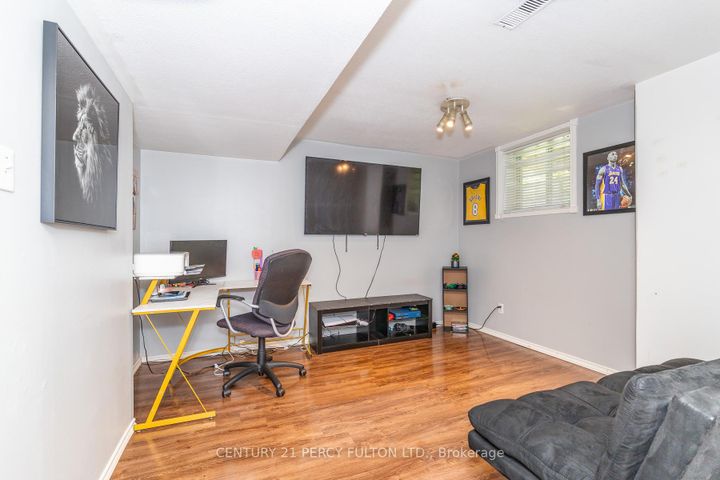 Photo 11 at 557 Cobblehill Drive, Pinecrest, Oshawa