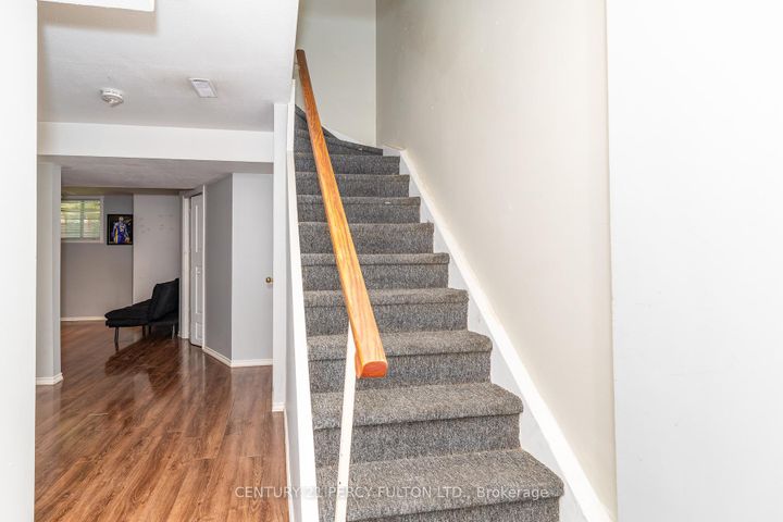 Photo 12 at 557 Cobblehill Drive, Pinecrest, Oshawa