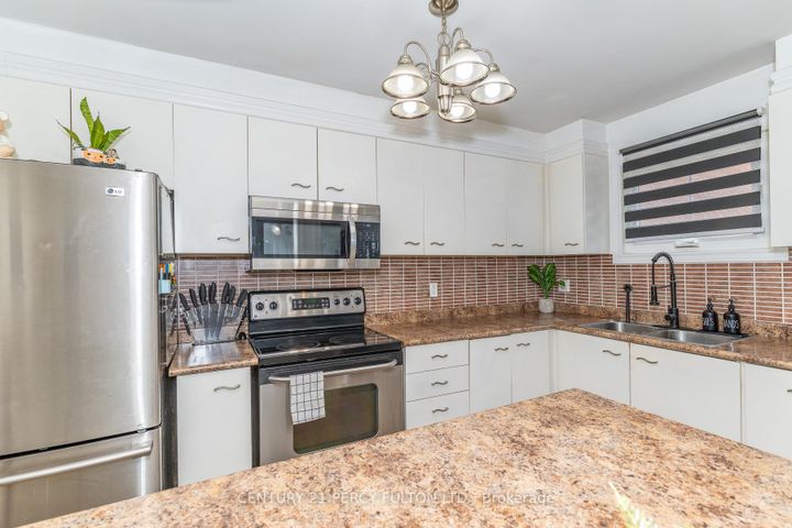 Photo 33 at 557 Cobblehill Drive, Pinecrest, Oshawa