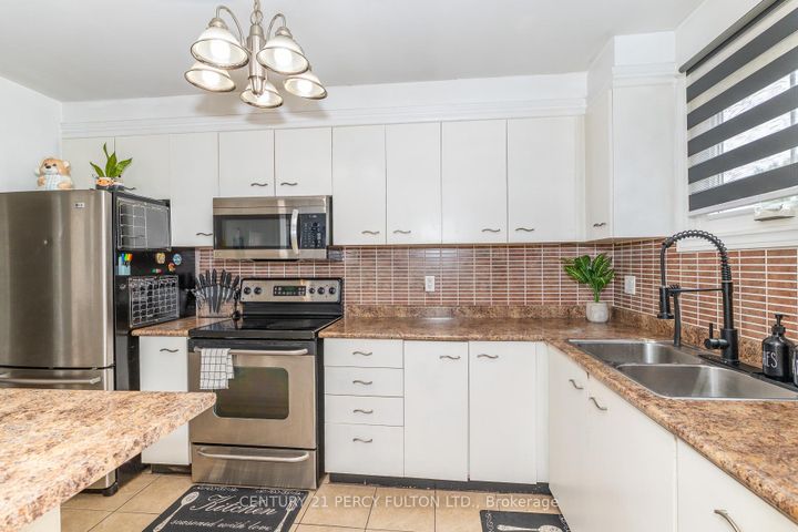 Photo 35 at 557 Cobblehill Drive, Pinecrest, Oshawa