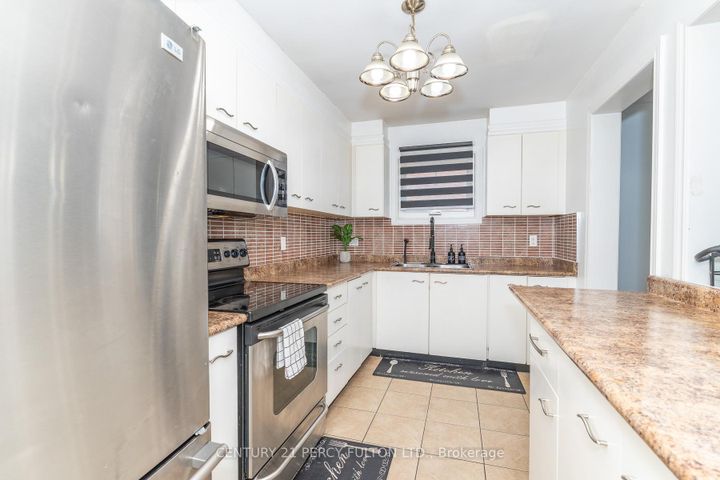 Photo 36 at 557 Cobblehill Drive, Pinecrest, Oshawa