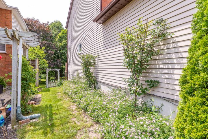 Photo 44 at 557 Cobblehill Drive, Pinecrest, Oshawa