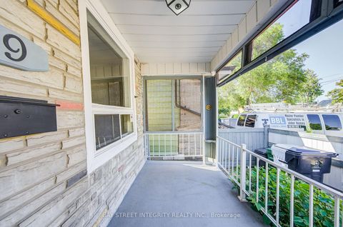 Photo 2 at 19 Robinson Avenue, Oakridge, Toronto