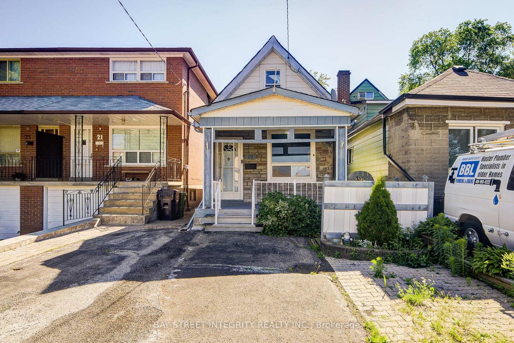 19 Robinson Avenue, Oakridge, Toronto 