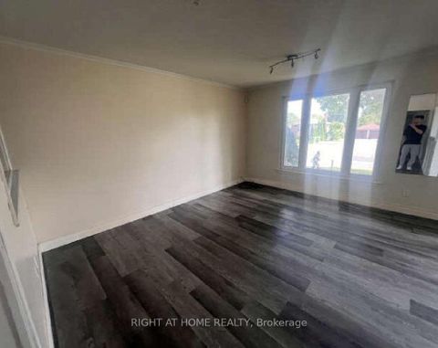 Photo 2 at 32 Brimorton Drive, Bendale, Toronto