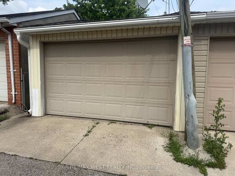 Photo 2 at 10 Wiltshire Avenue, Pellam Park, Toronto