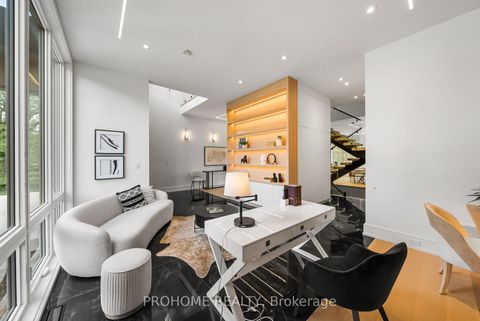 Photo 2 at 15 Aldershot Crescent, Windfields, Toronto