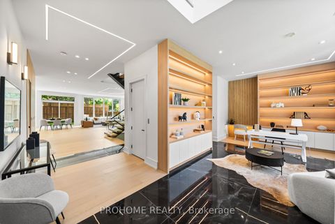 Photo 3 at 15 Aldershot Crescent, Windfields, Toronto