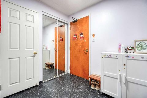 Photo 2 at 302 - 260 Doris Avenue, Willowdale East, Toronto