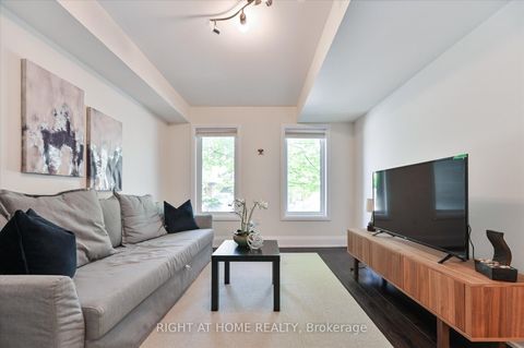 Photo 3 at 18 Kenneth Wood Crescent, Newtonbrook East, Toronto