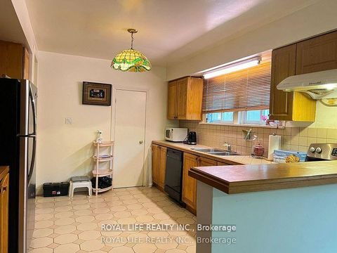 Photo 4 at 33 Agincourt Drive, Malvern West, Toronto