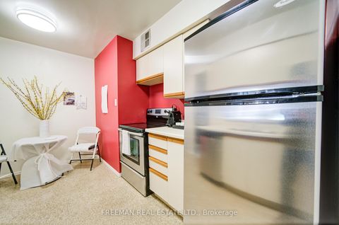 Photo 4 at 2405 - 633 Bay Street, Bay Street Corridor, Toronto