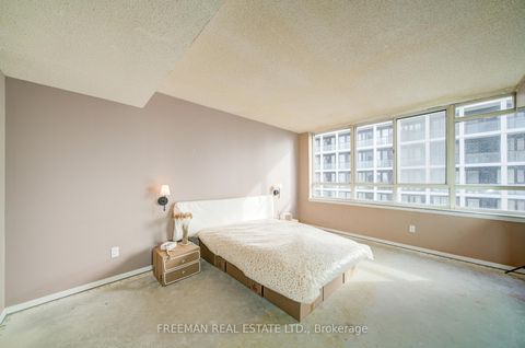 Photo 13 at 2405 - 633 Bay Street, Bay Street Corridor, Toronto