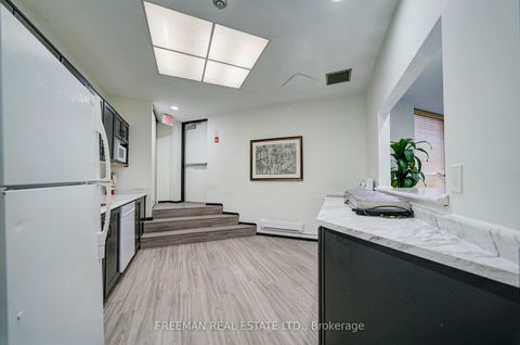 Photo 26 at 2405 - 633 Bay Street, Bay Street Corridor, Toronto