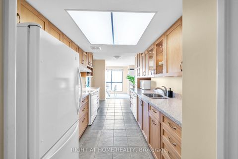 Photo 3 at 1801 - 1 Concorde Place, Don Mills, Toronto