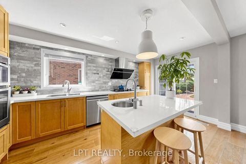 Photo 1 at 30 Pentland Crescent, Maple, Vaughan