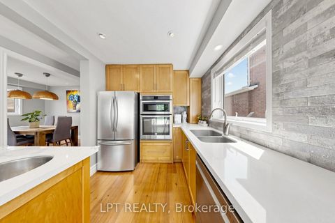 Photo 2 at 30 Pentland Crescent, Maple, Vaughan