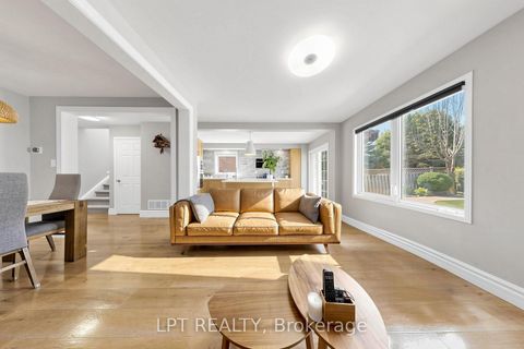 Photo 3 at 30 Pentland Crescent, Maple, Vaughan