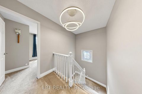 Photo 9 at 30 Pentland Crescent, Maple, Vaughan