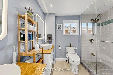 Photo 13 at 30 Pentland Crescent, Maple, Vaughan